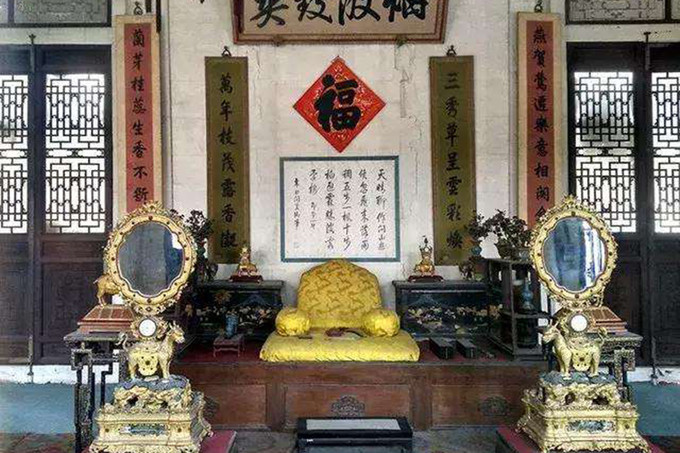 是一座5间大殿,康熙帝曾题名"依清旷,乾隆五十一年(1786年)又增题"